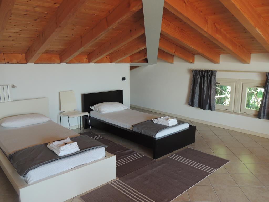 Villa Rosa Moniga del Garda Rum bild